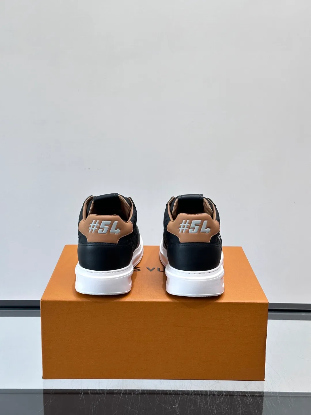Men's shoes 💰p400 "＊OUIS ＊UITTO＊" Men's sports shoes, grained cow leather are low-key and recognizable. The rubber sole is thick and lightweight, the padded insole + technical lining make it super comfortable to wear! The main color with brown details is versatile and fashionable, and can be worn for daily leisure or business ~ LV embossing on the side of the shoe + brand logo on the sole, perfect details! size: 38-44 (45 customized)